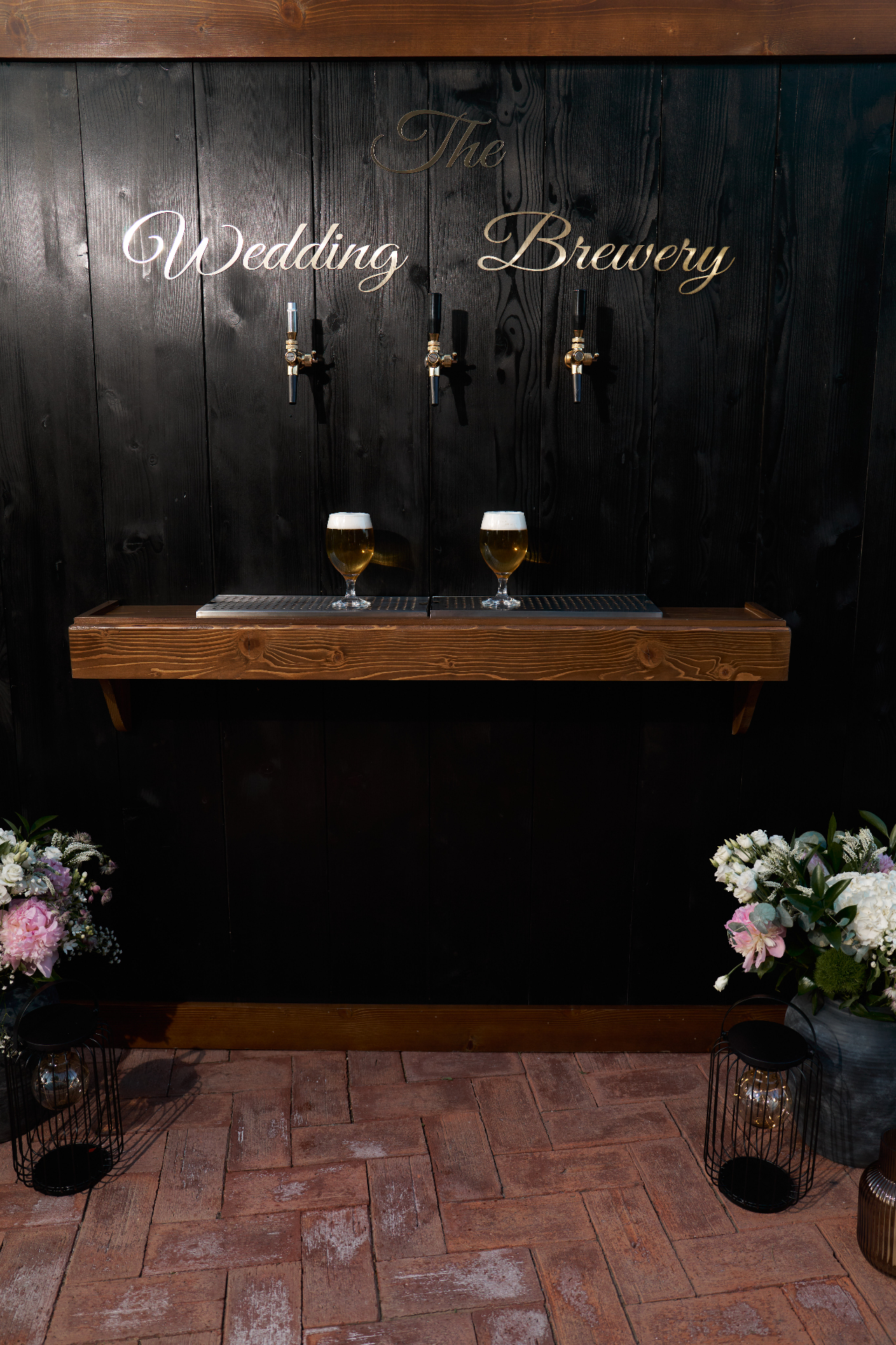 The Beer Wall — bar de bere din lemn ars cu robineți premium
