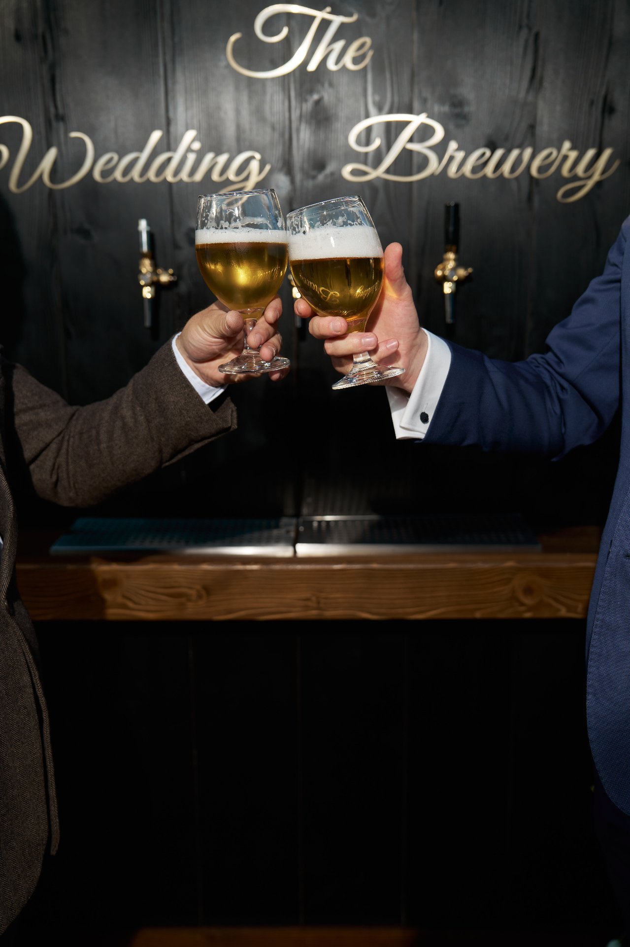 The Beer Wall — invitați ciocnesc paharele de bere